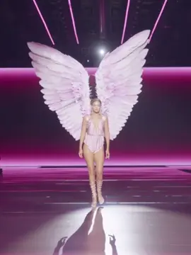 #gigihadid opening #victoriassecret fs 2024 seems so unreal! 💞 #foryou #model #catwalk 