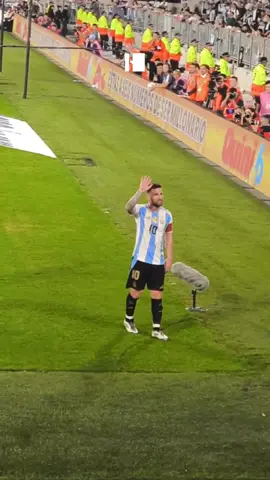 El tipo hace goles de todos los colores y además saluda a la gente. Messi en el triunfo de la Selección Argentina frente a Bolivia. #SeleccionArgentina #Argentina #Messi 