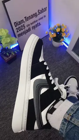 sepatu sneakers keren kombinasi warna hitam & putih #sepatusneakers #sepatucowokkeren #sepatukeren 