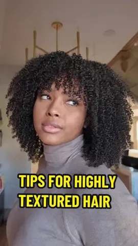 All the way from NYC for THE CADŌ EFFECT ✨ Here’s a couple of tips for highly textured hair: ✨Use a good gel like I CREATE HOLD by Innersense. (Product available on our website, click the link in my bio)  ✨Use your fingers for the rake and shake method (brush styling #cadō #thecadōcut #thecadōmethod #curlyhairtutorial 