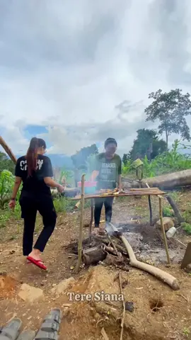 Part 2 Aktivitas di Pondok Ladang atas Bukit bikin ikan patin Asap #fyp #kalimantan #xyzbca #dayakkalimantan #kalbar #dayak 