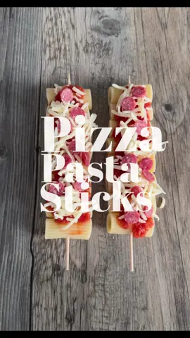 ʷᵉʳᵇᵘⁿᵍ| Pizza-Pasta-Sticks aus dem Airfryer. Dieses Rezept ist super einfach, schnell zubereitet und unglaublich lecker! 🤗 Rezept: •Nudeln bissfest kochen •auf Spieße stecken •mit Lieblings-Tomatensoße bestreichen •Käse bestreuen •Salami belegen •für 7 Minuten, Stufe Backen bei 170 Grad @Ninja.Deutschland  #pasta #pizza #airfryer #airfryerrecipes #heissluftfritteuse #leckeressen #schnellerezepte #pizzapasta