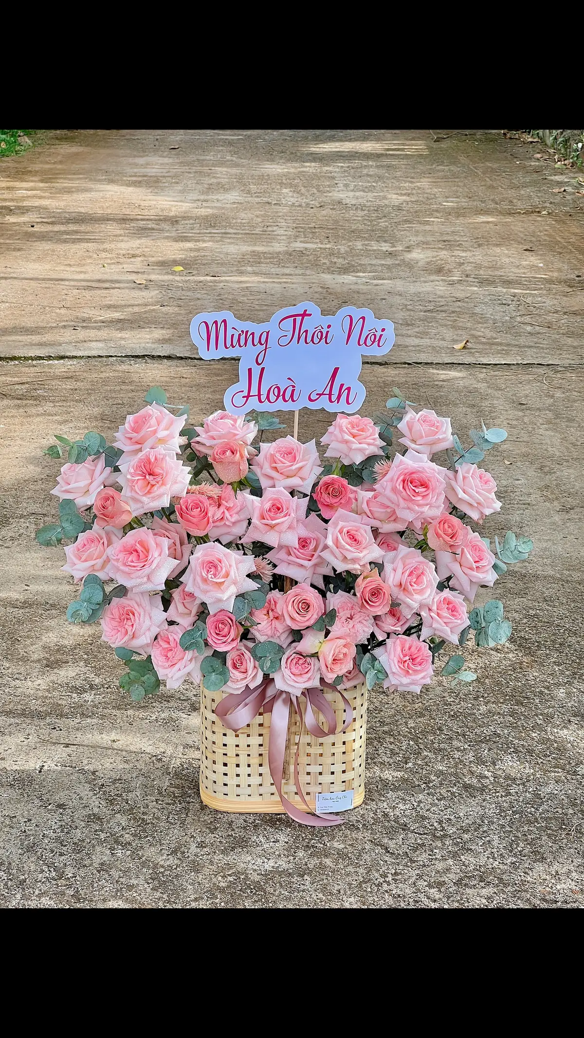 Giỏ hoa ngọt ngào quá đi 💞💞💞 #tiemhoaongchu #tiemhoatuoibmt #hoachucmungbmt #hoachucmungngayphunuvietnam #xuhuong #xuhuongtiktok 