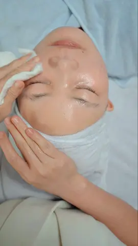 Mùa thu đang ở độ đẹp nhất. Sự yên bình, thong thả của mùa thu khiến người ta nghĩ nhiều về những kỉ niệm. Đây không chỉ là mùa tình nhất, đẹp nhất, không chỉ khiến lòng người biết yêu và bớt giận nhiều hơn, mà còn là mùa cho mỗi người được sống chậm lại để thư thái dạo chơi với cuộc đời.