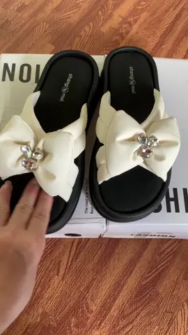 # Dép nơ phồng khoá đá 5p- xinh xĩu - êm ái vô cùng - ce mix gj cũng auto nhen  Fullbox#depnuhottrend #depnuthoitrang #depbanhmi #depnu #dep #xuhuong 