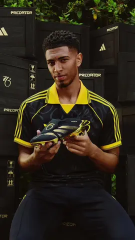 Galera, a adidas acaba de lançar algo INSANO! 🤯 As primeiras Predator Signature de Jude Bellingham chegaram, e são PURO OURO! Olha só: Predator 24 em preto fosco com detalhes dourados  Logo 'JB' na língua retrô  Solado dourada que brilha mais que troféu!  E não para por aí! Tem toda uma coleção Originals combinando: Tênis Gazelle preto e dourado 👟 Camiseta, shorts, agasalho e camisa retrô 👕 Tudo com o toque de craque do Bellingham!