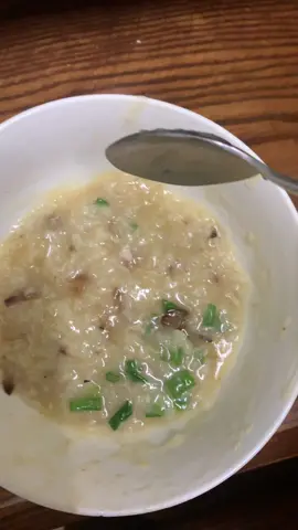 hình ảnh tô cháo khi mà ko thích ăn hành nhưng vẫn phải bỏ hành vào mới ăn🙂🙂