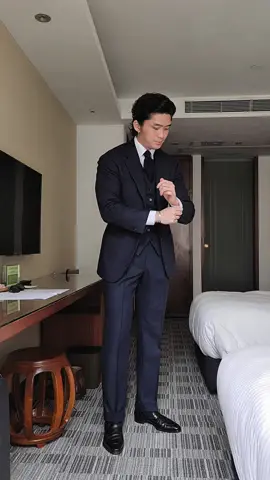 Fully suited and ready for the day! I'm wearing my bespoke navy 3p suit made by COLLER #COLLER #collerbespoke #bespokesuit #비스포크 #classicmenswear #sartorialstyle #남성의류 #남성패션  #suitstyle #남성복 #남성정장 #수트코디 