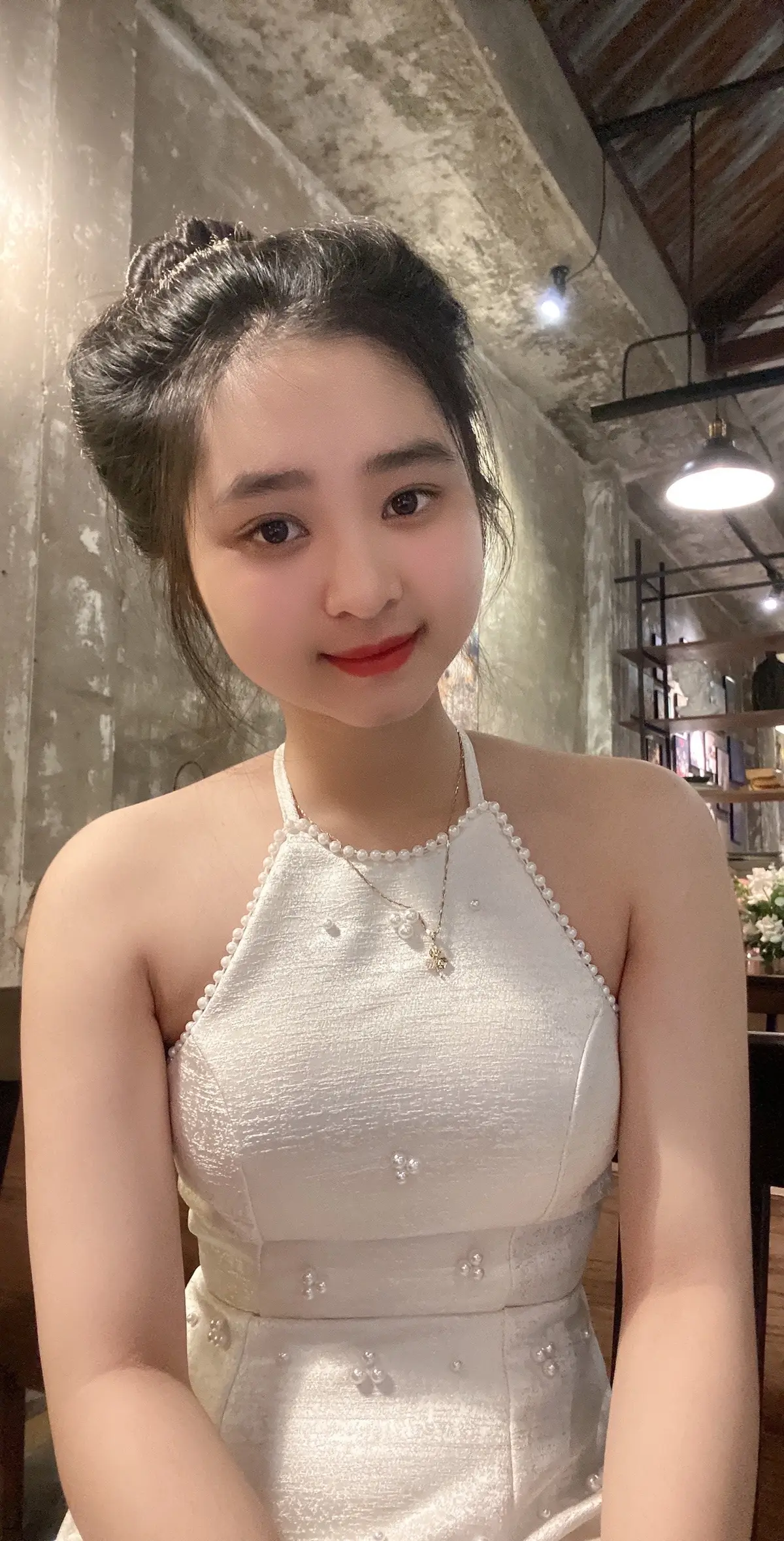 Khi còn trẻ, người ta có muôn vàn quy chuẩn về tình yêu. Nhưng sau cùng, em sẽ gật đầu với một người đơn giản khi họ nói: “Trời tối rồi, anh đưa em về” 👩‍❤️‍👨 🍀 #cheftablebmt #47daklak #yeuthuong #xh #xuhuongtiktok 