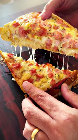 Pizza no pao de forma ja fez!? . . Ingredientes  Pao de forma  Molho de tomate Queijo mussarela em pedaço  Mussarela ralada, presuto e oregano  Feito na airfryer 200° por 10min  . : #britooficial #receita #comida 