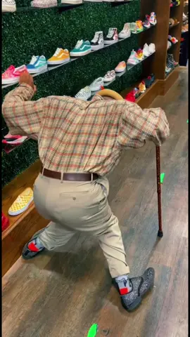 Grandpa gets happy when he hear the word free 👴🏾🙌🏾 #grandpawillieearl #praisebreak #lemonpeppasteppas #taxfree #funnygrandpa #dancinggrandpa 