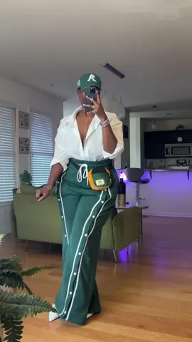 COOK’N ALL FALL BABY 🍂💋🔥 @FashionNovaCURVE  🔎 Sara Fleece Track Pant #Itgirl #styleinspo #inspo #blackgirltiktok #OOTD #grwm #fashiontiktok #outfitideas #blackgirlmagic #blackgirlfashion #styletips #thatgirl #foryoupage #fashioninfluencer #fashioninfluencers #fashionoutfitsblackgirl #tryonhaul #curvy #curvygirl #curvyinfluencer #fashionoutfits 