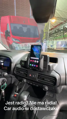 To jest radio czy go nie ma? Jest ale nie widać. Oto przyklad ze świata aut dostawczych. Car audio w nowym Citroenie Berlingo. Sterowanie przez apkę w smartfonie. Film z wyjazdu na premiery aut dostawczych na ktore zaprosił Stellantis.  #car #caraudio #citroenberlingo #citroen #audio 