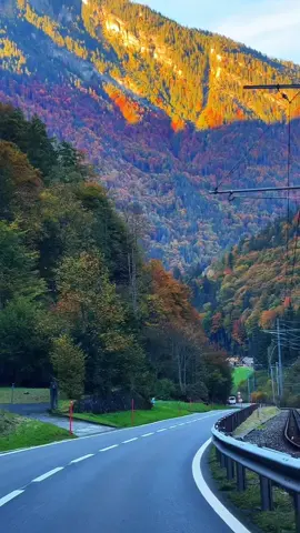 #switzerland🇨🇭 #switzerlandnature #switzerlandtravel #switzerlandtourism #switzerlandmountains #beautifulplaces #lauterbrunnen #beautifulview #beautifuldestinations #cejour #swissroads #claudia__rodrigo 