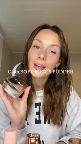 thank me later😘🤍 #caiacosmetics #softfocuspowder #settingpowder #makeuptips #caia #caiamakeup  