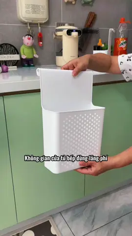 Đừng lãng phí không gian trên cửa tủ. Hãy treo một chiếc giỏ đựng đồ như thế này, vừa gọn gàng vừa đẹp mắt lại còn tăng thêm không gian đựng đồ!! #thungractreotubep #tienich #giadungnhabep #thietthuc #creatorsearchinsights #jizonguyen 