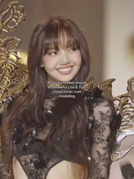 They ATE that walk #lisa #tyla #victoriassecret #victoriassecretfashionshow2024 #walk #Runway #treinamentodeforça #iconic #jenniequeenx 