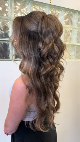 Surely, I am not the only one that randomly yells out “blame it on the rain” atleast 168719 times a day? Right? @SexyHair powder play as always @got2b spray wax  #hairtutorial #hairstyle #waterfallhalfuphalfdown #halfuphalfdown #brownhair #brunettebride #halfuphalfdowntutorial #wedding #destinationwedding #destinationweddinghairstylist #alabamabride #albride #msbride #flbride 