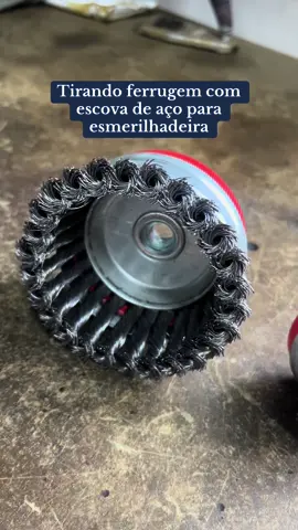 Transformando o velho em novo!✨Veja como a escova de aço faz mágica e remove a ferrugem⚒️#fyp #fy #trend #tssaper #ferramentas #ferramentaselétricas #antesedepois #limpeza #ferrugem 