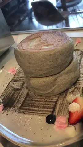 Its so fluffy 🤯 #grubspot #pancakes #chocolate #breakfast #dessert #foodtiktok #food 