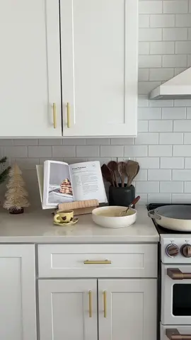 🌲WINTER SPOILER 🌲Let her cook. Customization 2 features this #openspaces Cookbook Holder and there is basically nothing not to like about it! - This cookbook holder has a simple design and stable structure, featuring a pull-out stand. - Easily adjust the distance and angle of the stand board according to personal needs. - Made from white washed pinewood, this cookbook holder looks incredible in every kitchen! You know you want to add this to your kitchen counter! Join today so you don’t miss out.  FFF FRIEND: @justlizv 