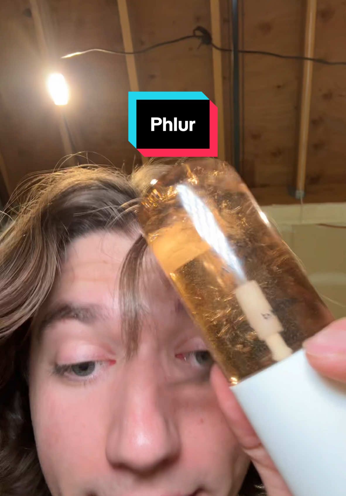 ……….. #phlur #phlurfragrance #vanillaskin #perfume 