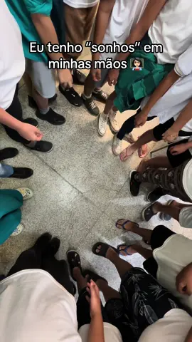 Todo professor carrega em suas mãos os sonhos de seus alunos, guiando-os com sabedoria e esperança rumo ao futuro.  15/10 - Dia do professor 👩🏻‍🏫 #diadosprofessores #educação #alunos