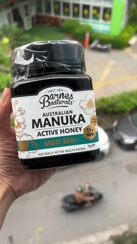 Mật ong manuka mgo 300+  Mật ong Manuka là một loại mật ong đặc biệt, được sản xuất chủ yếu từ hoa của cây Manuka (Leptospermum scoparium) ở New Zealand và Australia. Loại mật ong này nổi bật với nhiều đặc tính dinh dưỡng và chữa bệnh. Một trong những yếu tố quan trọng nhất của mật ong Manuka là hàm lượng methylglyoxal (MGO), một hợp chất được cho là có khả năng kháng khuẩn cao. Mức độ MGO trong mật ong Manuka thường được ghi trên nhãn sản phẩm, với các chỉ số như UMF (Unique Manuka Factor) cũng thường được sử dụng để đánh giá chất lượng. Ngoài ra, mật ong Manuka còn chứa các vitamin, khoáng chất và chất chống oxy hóa, giúp tăng cường hệ miễn dịch và hỗ trợ sức khỏe tiêu hóa. Mật ong Manuka với MGO 300+ là một trong những lựa chọn phổ biến nhờ hàm lượng methylglyoxal cao, cho thấy khả năng kháng khuẩn và tác dụng chữa bệnh mạnh mẽ. MGO 300+ thường được coi là chất lượng tốt, thích hợp cho các mục đích như hỗ trợ sức khỏe tiêu hóa, tăng cường miễn dịch và chăm sóc da. Mật ong này có thể được sử dụng trực tiếp hoặc pha với nước ấm để thưởng thức. Ngoài ra, bạn cũng có thể sử dụng nó trong các món ăn hoặc đồ uống để tận dụng lợi ích sức khỏe.#manukahoney #matong #matonguc #mgo 