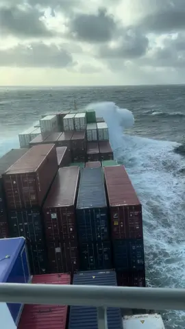 #nordsee #northseatiktok #ship #vessel #waves #elbsprinter #feedervessel #containervessel #wellengang 