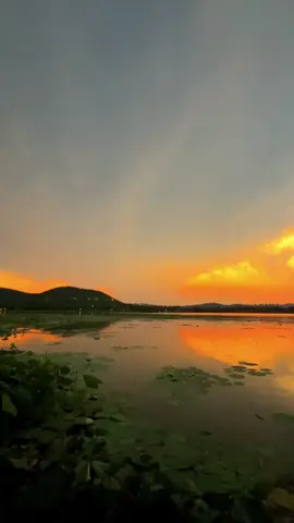 sấm sét nơi mặt hồ tĩnh lặng