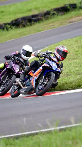 Mau Galau Tapi terlalu seru balapan roadrace nya, Persaingan Yamaha MX King Team Nusantara Adibrata vs Yamaha MX King Galak Galak di kelas Novice ketat bro...  - ada yg tau antara jarak ban belakang & ban depannya ?  #fypシ゚viral #fy #yamaha #mxking150 #jupitermx #galakgalak #nart #pdajapd #warga62 #relatable #indonesia #asia #asian #japan #america #europe #australia 