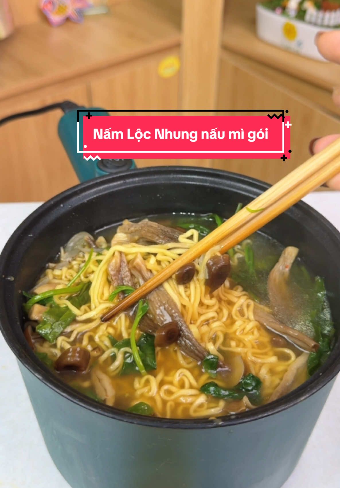 Thử ăn mì gói nấu với nấm này đi mấy bà #bepcuagiao #mukbang #LearnOnTikTok #viral #namlocnhung #mitom 