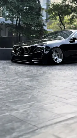 Yura 🦹🏼‍♀️ @Aryayudh #e300 #e300coupe #mercedesbenz #benz #baggedbenz #benzgang #gassganglife 