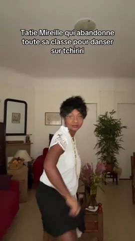 Elle fait des sauts, les rhumatismes sont loins #martinique #guadeloupe #guyane #971 #972 #973 #antillais #tatie #antilles 