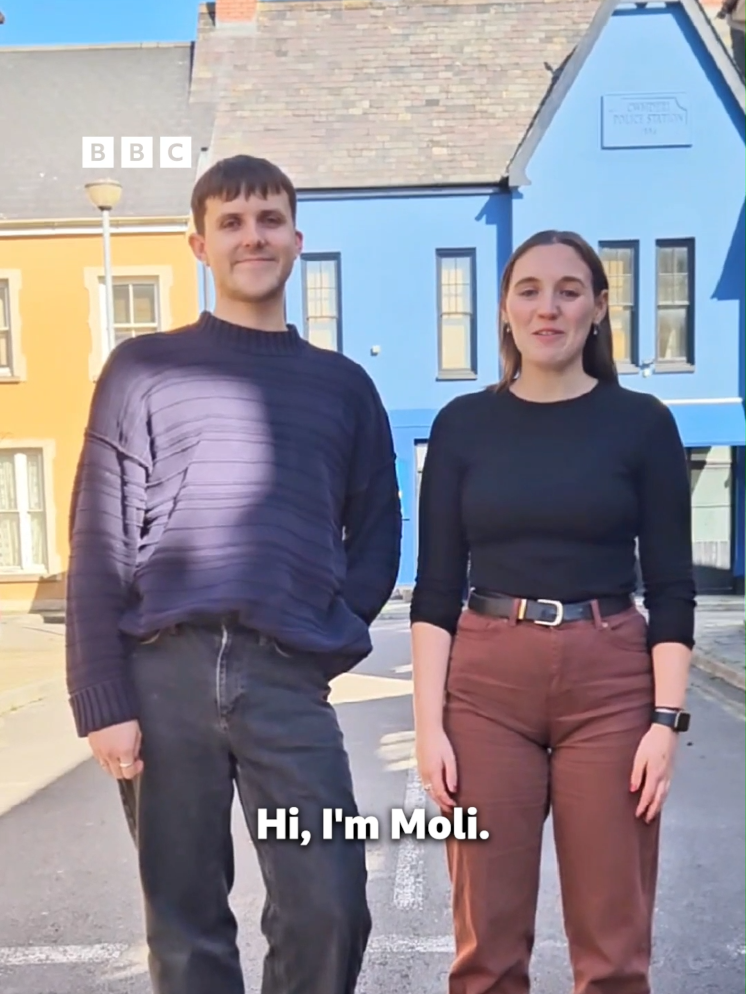 How well do you know your BBC Bargain Hunt catchphrases… in Welsh? 🤔 Competing for a golden gavel are 2 teams of actors from Pobol y Cwm, to celebrate 50 years of the Welsh language TV drama. Watch the episode from Monday on BBC One Wales and #iPlayer. #bargainhunt #pobolycwm #Wales