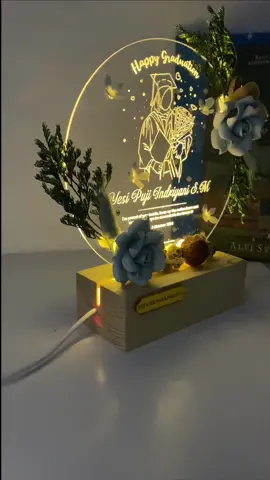 kado wisuda cewe cowo akrilik #kadowisuda #fypシ゚ #xyzbca #akrilikcustom #KadoWisudaCustomLampuLed #fypシ゚viral #tanpabicara 