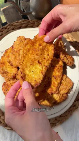 Cele mai bune snitele sunt fara dar si poate cele facute in casa... iar Maria are reteta perfecta! Cu ingrediente putine, usor de pregatit, crocante la exterior si suculente la interior. Ne apucam de treaba? 📝Lista ingrediente:  - un piept de pui;  - 4 oua;  - sare si piper dupa gust;  - faina;  - ulei pentru prajit.  🧑🏻‍🍳Mod de pregatire:  Batem bine ouale cu putina sare si piper proaspat macinat. Feliem pieptul de pui si, folosind un ciocan de carne si fara sa lovim prea tare, batem carnea pana ajunge la o grosime uniforma. Condimentam cu sare si piper si-apoi trecel feliile de carne mai intai prin faina, asigurandu-ne ca le acoperim complet, apoi prin ou si le punem direct la prajit in ulei incins. Cand se rumenesc, le intoarcem si pe cealalta parte, le mai lasam cateva minute si le scoatem pe un gratar. Folosim o sita de ceai pentru a lua toate resturile de faina si ou ramase in tigaie.  Rezultatul? O farfurie plina de bunatati. Snitelele merg de minune cu piure, salata de varza, muraturi, cartofi la cuptor sau orez cu legume.