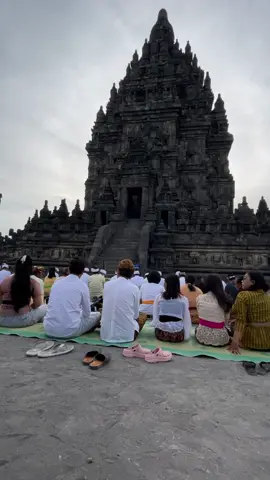 Masyarakat Hindu yang sedang beribadah di Candi Prambanan😇 Ada yang pernah melihat kegiatan peribadatan secara langsung di Candi Prambanan? . #candiprambanan#hindu#candiprambananjogjaindonesia#ibadah#videoviral#videotiktok#fyp 