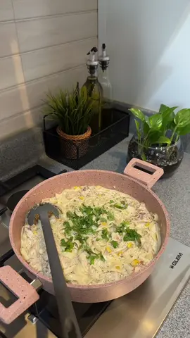 الذ واسرع فيتوشيني بالدجاج 🧈🍝✨ الطريقة  * فيتوشيني تسلق بماء وملح وزيت  *ربع زبدة  *صدور دجاج تقطع بشكل طولي  *فصين ثوم  *ذره *كريمة الطبخ كامل الدسم 250 مل تحطينها كامله  *ملعقة كبيرة جبن سائل  *بهارات ايطالية  *شوي كزبرة  *رشة ملح  وبالعافية عليكم ✨.. #فيتوشيني_دجاج #فيتوشيني_الفريدو #طبخاتي #اكسبلور_تيك_توك #ترند_تيك_توك #اكلات_لذيذه_وسريعه #explore 