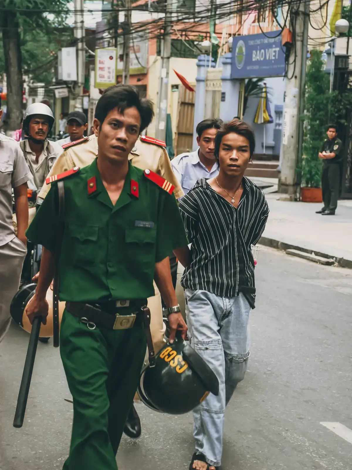 Bộ ảnh bắt cướp của 2 viên Cảnh Sát giữa lòng Sài Gòn 17 năm trước. Chụp lại bởi Nhiếp Ảnh Gia Dave Macmillan  #xuhuong #vietnam #saigon #tphcm #police #csgt #photo #image #genz #dave #History #viral #xuhuongtiktok 