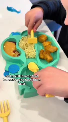 Make mealtime fun and engaging with Constructive Eating plates! 🍽️ Featuring a pusher tool and built-in ramp, kids will love scooping and sliding their favorite foods. Dinner turns into an exciting adventure as they explore new textures and flavors while playing with their food in a constructive way! #constructiveeating #toddlermeals #ParentingHacks #pickyeater @Constructive Eating Shop 