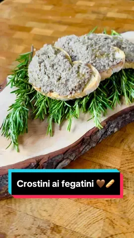 Crostini ai fegatini 🥖🤎 Siccome vi avevo già portato il crostino al fegatino, oggi ve li ripropongo aggiungendo la senape, che nella cucina tradizionale non sarebbe prevista, ma una cuoca un tempo mi sveló che veniva usata la mela per portare acidità e smorzare il sapore forte di questa preparazione. Ad oggi uso quindi la senape di Digione per rendere tutto più delicato! Provateci anche voi 🫶🏻 Ingredienti: • 500g fegatini di pollo • 2 cipolle rosse • 60g burro • 100 ml vin santo • 2 cucchiaini senape • Un cucchiaio di capperi  • 8 alici • olio extravergine d’oliva qb • Qualche foglia salvia • 2 rametti rosmarino • pepe qb • pane qb Procedimento:  Pulite le cipolle privandole della buccia e tagliatele a fettine sottili. Prendete una padella capiente, versate un filo d’olio extravergine, la salvia, il rosmarino e le cipolle, rosolate il tutto a fiamma dolce, in questo modo gli aromi daranno il meglio. Aggiungete i fegatini, fateli rosolare, eliminate gli aromi e bagnate con il vin santo. Non vi resta che aggiungere capperi, acciughe, senape e burro, aggiustate di sale e mescolate il tutto, contiuate la cottura ancora qualche minuto, poi spegnete la fiamma. Mettete tutto in un mixer o un tritacarne. Tagliate a fettine il pane e abbrustolitelo in una piastra calda, fino a risultare leggermente dorato e croccante. Spalmate il ragù di fegatini sui crostini e serviteli. #danielerossichef #ricetteveloci #ricettepertutti #ricettetoscane #chef #cheflife #fegatini #foodporn #foodart 