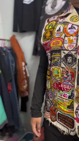 อาร์มแต่ละอันที่ได้มามันมีสตอรรี่ของมัน คุณค่าจะขึ้นก็ต่อเมื่ออยู่กับคนที่เห็นค่า          ติดต่อสอบถามได้ช่องทางเฟสได้ครับ#รถคลาสสิค #คุรุสภาไทยแลนด์🇹🇭 #วัยรุ่นอินโด🇮🇩 #บางเลนรถเก่า🇹🇭 #เสื้ออาร์มคลาสสิค #เสื้ออาร์มทรงคุณค่า 