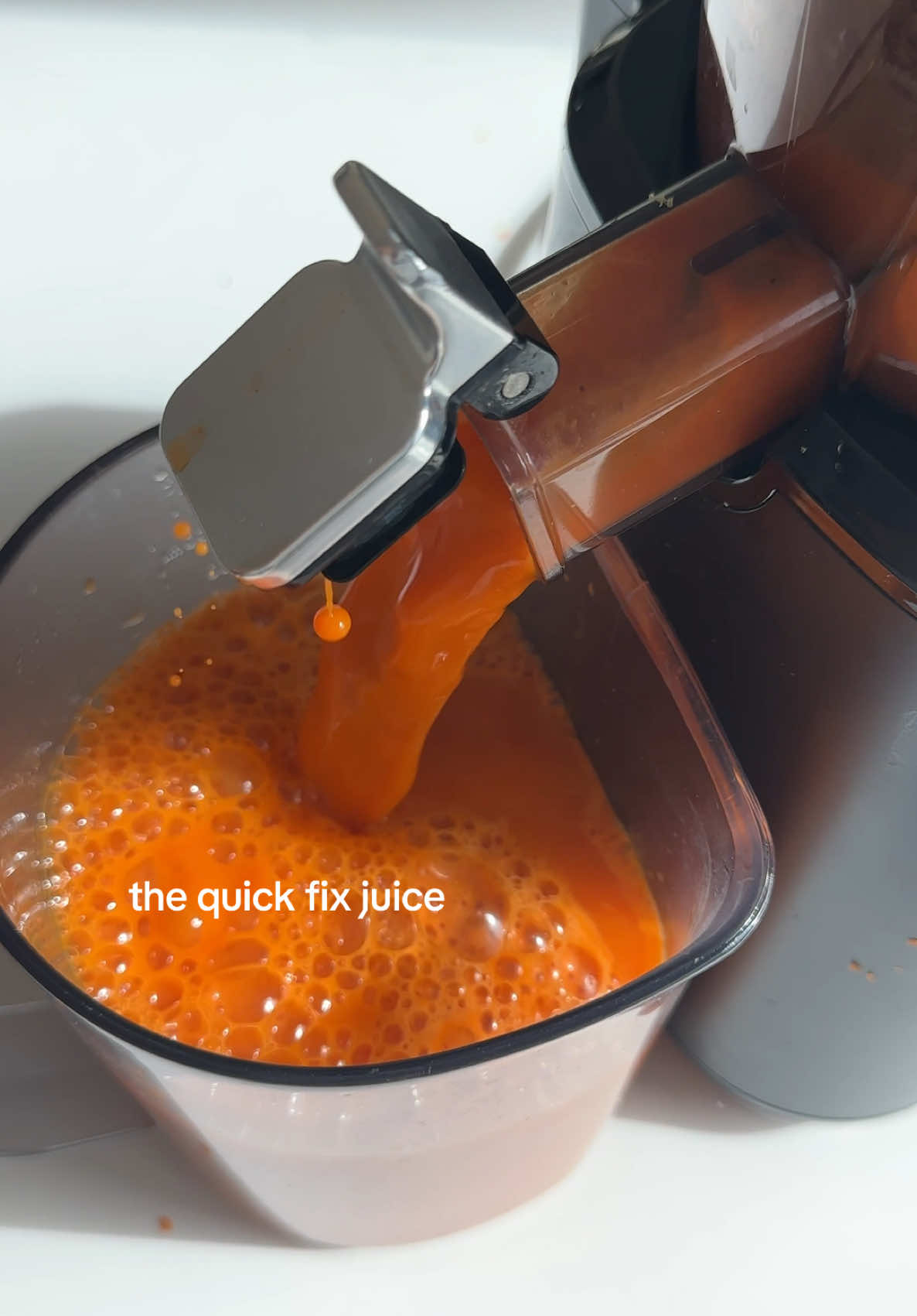 The quick fix juice 🧡 nothing will get you right quite like a fresh pressed carrot juice! • 2 lbs of carrots  • 2 honey crisp apples  • 1 orange  • 1 inch ginger  • 1 inch of turmeric  • pinch of ground blacker pepper   *made 40 ounces  Juicer is the @namawell J2 with the large hopper attachment ✨perfect combo for big carrot juices! Use code juicingblonde10 for 10% off 🧡 #namawell #carrot #carrotjuice #carrotbenefits #juicing #juicecleanse #juicerecipe #healing #coldpressedjuicer