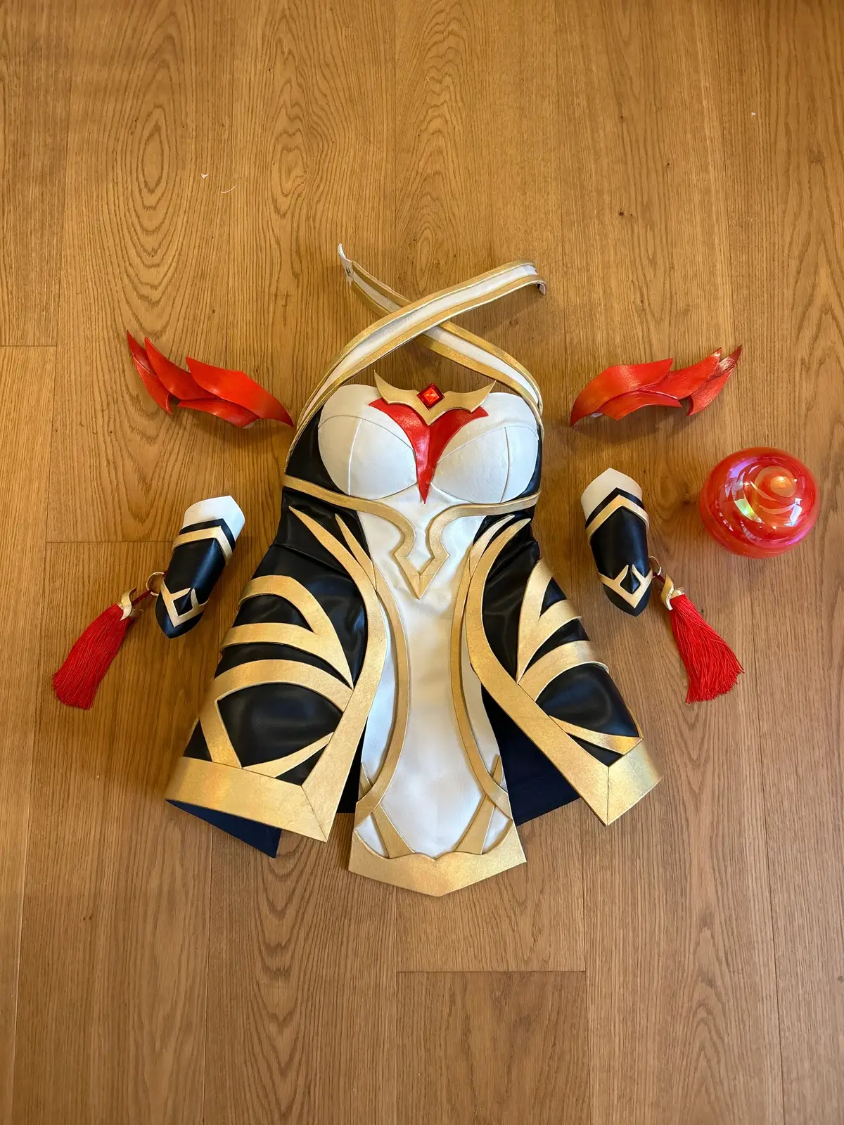 100% handmade Ahri full set! Just finished touching up🦊See you guys at MCM next weekend!#ahricosplay #leagueoflegends #cosplay #fyp 