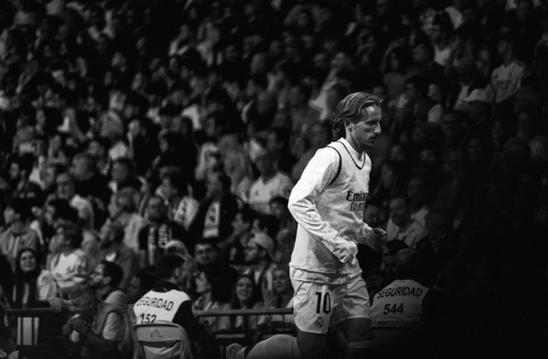 الأ تَعْرِف يا قُرّة العيِن أنّ العاشِقَ يُصبِح شاعِراً؟ ألا تَعْرِف أنّ الصبّ يِغرقُ في نفثاتِه ويُصبِح شهيداً ؟ ياه لو تعلم عن عُذوبة الكلِمات التي تُنتقى مِن أجلك في سطرٍ كُتِب لك وحدُك ، لو تعلم كم أحَاوِل جاهِدة عكس بريِقك في نصوصي فتغدوا برّاقة كما النْجّم وأكثر، أكتُب لك لِإنك بِطريقةٍ ما تُحول تِلك الغابات المُحترِقة إلى غابات مُخضّرة لِأن عيناك ويُسراك الوحيدتان القادِرتان على جعل العسير يسيراً والليالي إلى نهاراتٍ دائِمة ، أكتُب إليك يامَن عشِقتُ فأنا حُرّة في ما أقول فيِك فالعقّلُ قد فرّ مَنِي عِشقًا وهل يُسأل العاشِق عن عِشقه حين يفُر ؟ أعلمُ أنه عِند إنتِهاء عقدُك سأفْقِدُ قُدرتِي على الكِتابة وسأفْقِدُ قُدرتَي على وصِف أوجاعِ فقدك سأرفعُ بالضمّة وأنصِبُ بالكسِره وأجزِمُ بالفتَحه ، أفتَقِدُك وأنت لا تَزالُ هُناك أفتَقِدُك لأنني أعلم أنهُ سيأتي حيِن حينمًا أفتقِدُك للأبد ، سأفتَقِد كِتاباتي لك التي لطالما كتَبتُها مِن أعماق قلبي والتي قرأها الكُل سِواك سأفتَقِدُك لآخِر عُمري أيُها المتّنُ العتِيق..