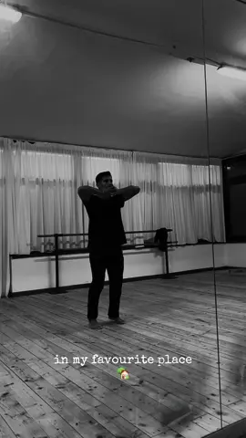 All’improvviso. #dance #moderndance #moderndancer #neiperte #voliamoneiperte #mina 