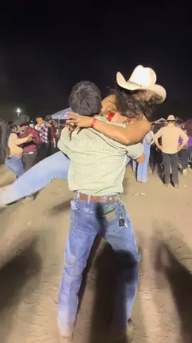 me dio un INFARTO 🤣🤣🤣 adios a los jaripeos de @zamoralive east coast nos vemos en 2025 para los proximos jaripeos 🤩🐎🐂  @EL CM Store   #tumbandocaña #quebraditas #quebradita #quebrada #90s #viralvideo #baikestikok #banda #jaripeo #bandamaguey #banda #vaqueros #lighthousefield #philly #zamoralive @BailesNortheast #fyp