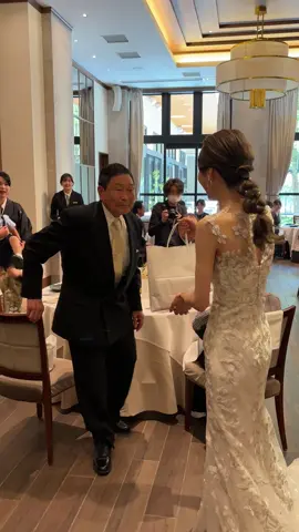 誰よりも結婚式に参列することを楽しみにしてくれていて、誰よりも私の幸せを願ってくれていた祖父に感謝の気持ちを伝えました😭おばあちゃんの分まで長生きしてね！#名古屋結婚式 #卒花嫁 #wedding #ウェディングドレス #ラソールガーデン名古屋 #カラードレス #プレ花嫁 #プレ花嫁 #サプライズ #マーメイドドレス #おすすめにのりたい #結婚式動画 #家族の日常 #エンドロール#suprise #結婚式演出#fyp