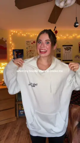 I love this hoodie but its so stretched out it always falls back and chokes me😭 